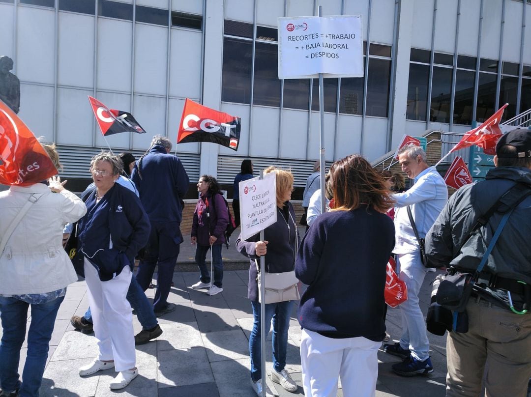 Protesta de limpiadoras a las puertas del Hospital Miguel Servet 