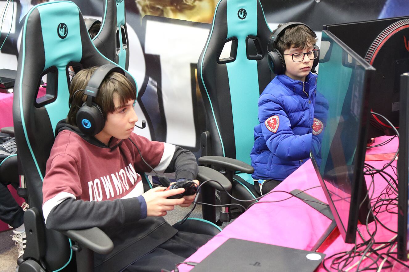 Dos joves al Saló del Videojoc. L&#039;edició d&#039;enguany ha estat la del retorn a la normalitat amb més de 5.000 assistents.