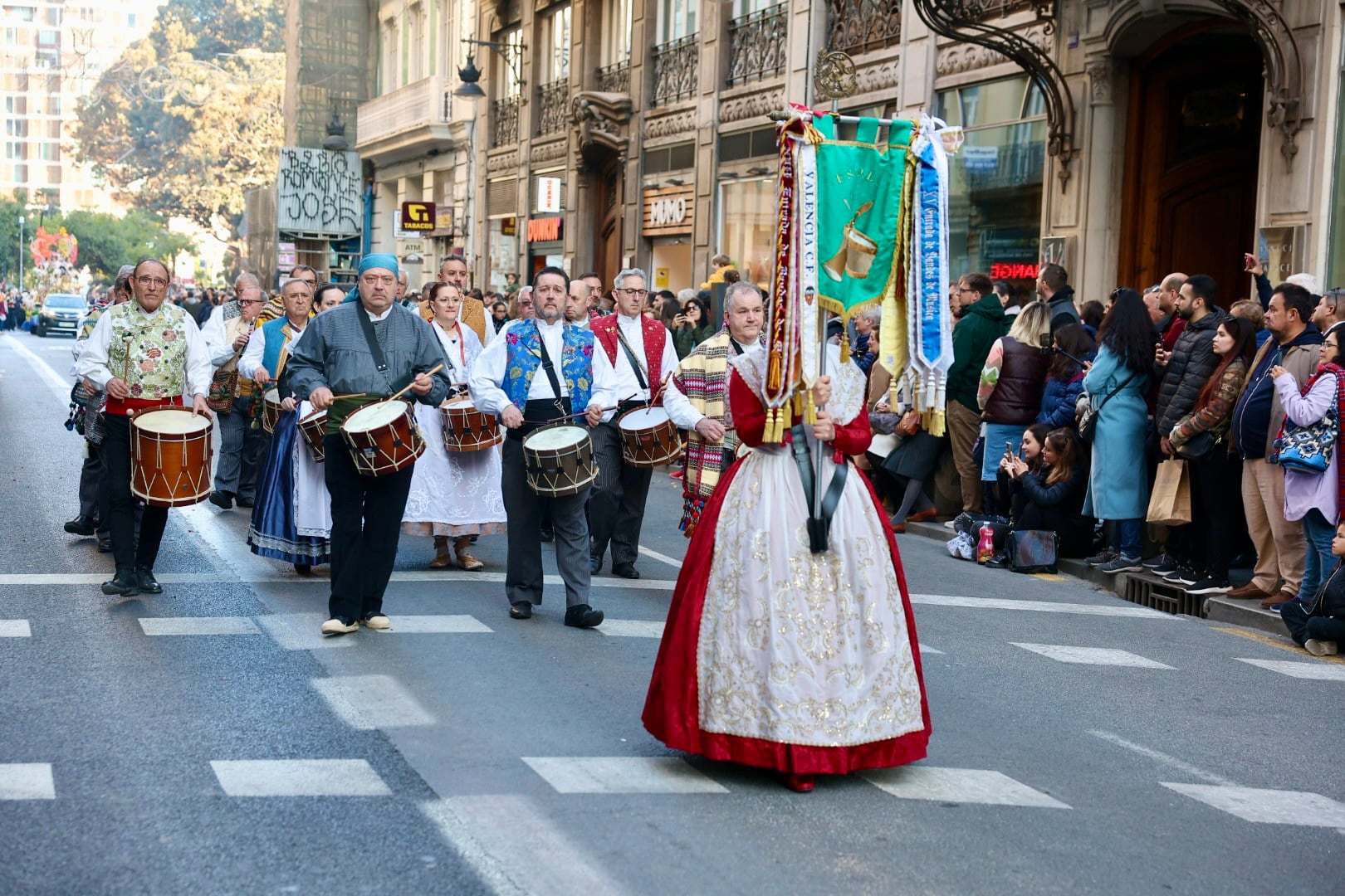 Así ha sido la Cabalgata del Ninot de las Fallas 2023 que se ha celebrado este sábado por el centro de València.