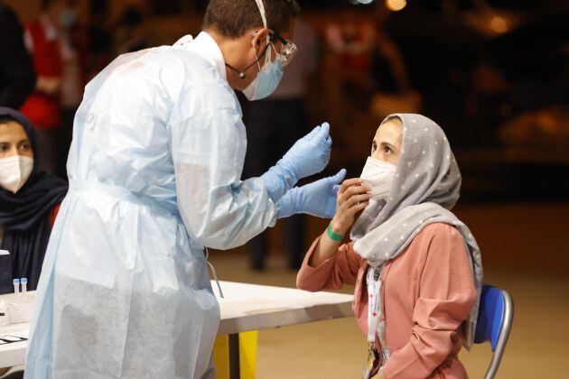 Trabajadores de Salud realizan pruebas PCR para detectar la Covid-19 a ciudadanos españoles y colaboradores del operativo de repatriación de España llegados desde Afganistán hoy, en la base militar de Torrejón de Ardoz (Madrid).