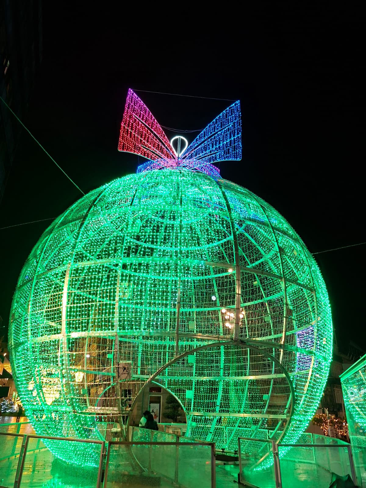 Bola de Navidad en la Farola
