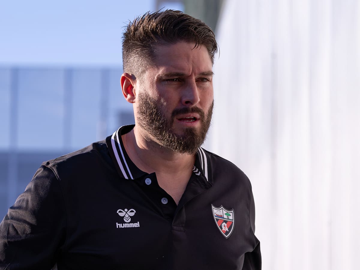 "El Tenerife tiene cerca de 3.000 partidos en fútbol profesional entre todos sus jugadores, nosotros solo uno ha jugado en la élite"