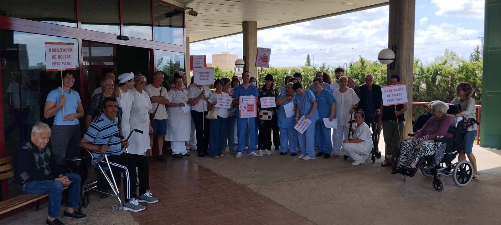 Concentración de los trabajadores a las puertas de una de las residencias