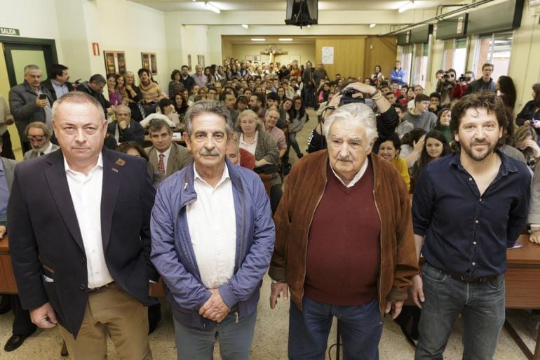 Miguel Ángel Revilla y José Mujica acompañados por responsables del IES El Alisal.