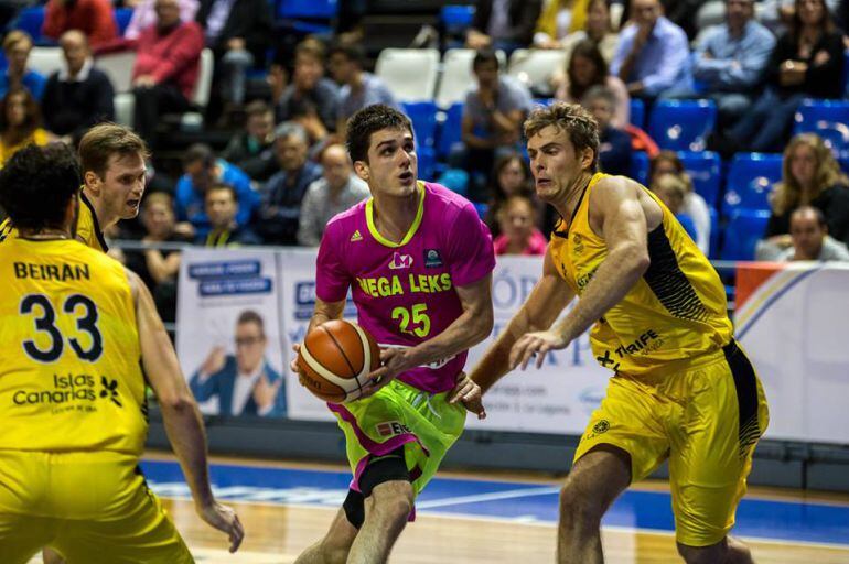 Acción del encuentro disputado entre el Iberostar Tenerife y el Megaleks