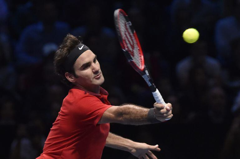 Roger Federer of Switzerland returns the ball during his semi-final tennis match against compatriot Stanislas Wawrinka of Switzerland at the ATP World Tour Finals at the O2 Arena in London November 15, 2014. REUTERS/Toby Melville (BRITAIN - Tags: SPORT TE