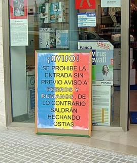 Este cartel racista estuvo expuesto en la entrada de la tienda informática de Beep en Alcudia, al norte de Mallorca