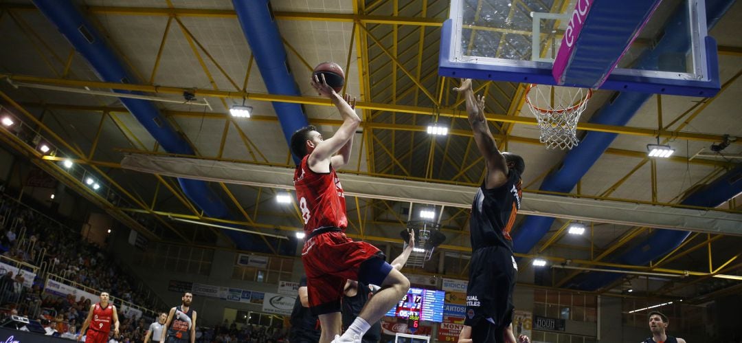 Marc García lanza a canasta durante el duelo ante Valencia Basket en el que reaparecía tras dos jornadas de baja por cuestiones físicas.