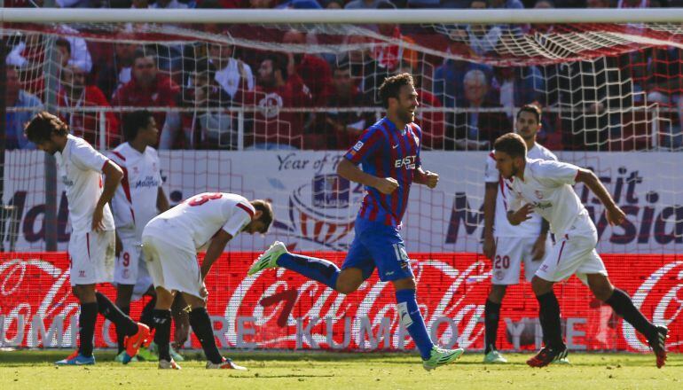 GRA221 SEVILLA, 09/11/2014.- Casadesús (c), del Levante, tras marcar el gol del empate ante el Sevilla en el partido de Liga que estos dos equipos juegan hoy en el estadio Sánchez Pizjuán de la capital andaluza. EFE/Julio Muñoz