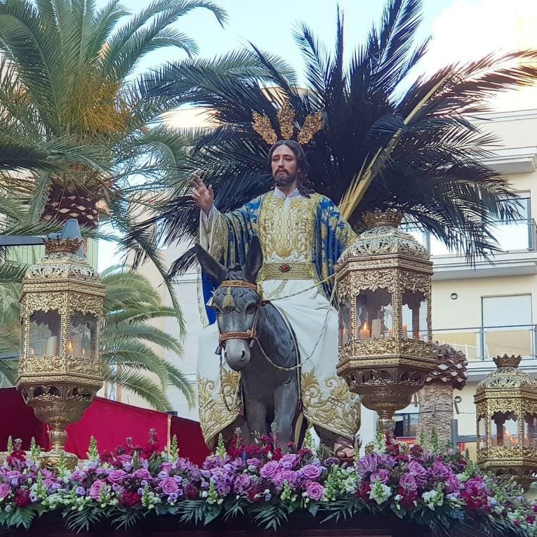 Imagen de Jesús en su Borriquita procesionando por la Plaza de las Palmeras de Motril