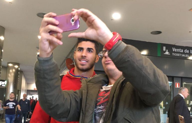 Marco Asensio (Real Madrid) se fotografía con un aficionado