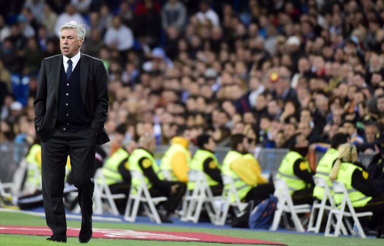 Carlo Ancelotti, en la banda del Santiago Bernabéu