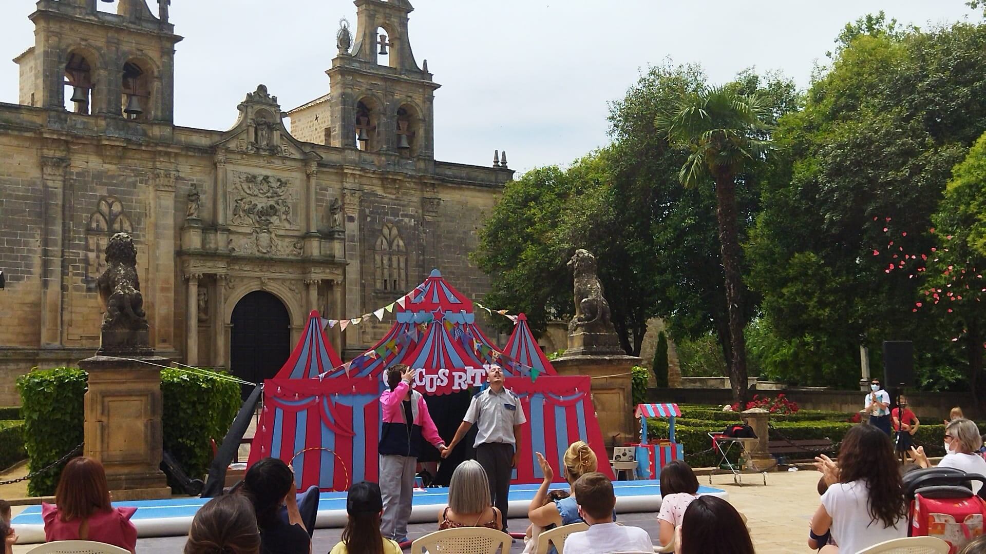 Uno de los espectáculos del "Cucha de Primavera" en su edición de 2021 en la Plaza Vázquez de Molina