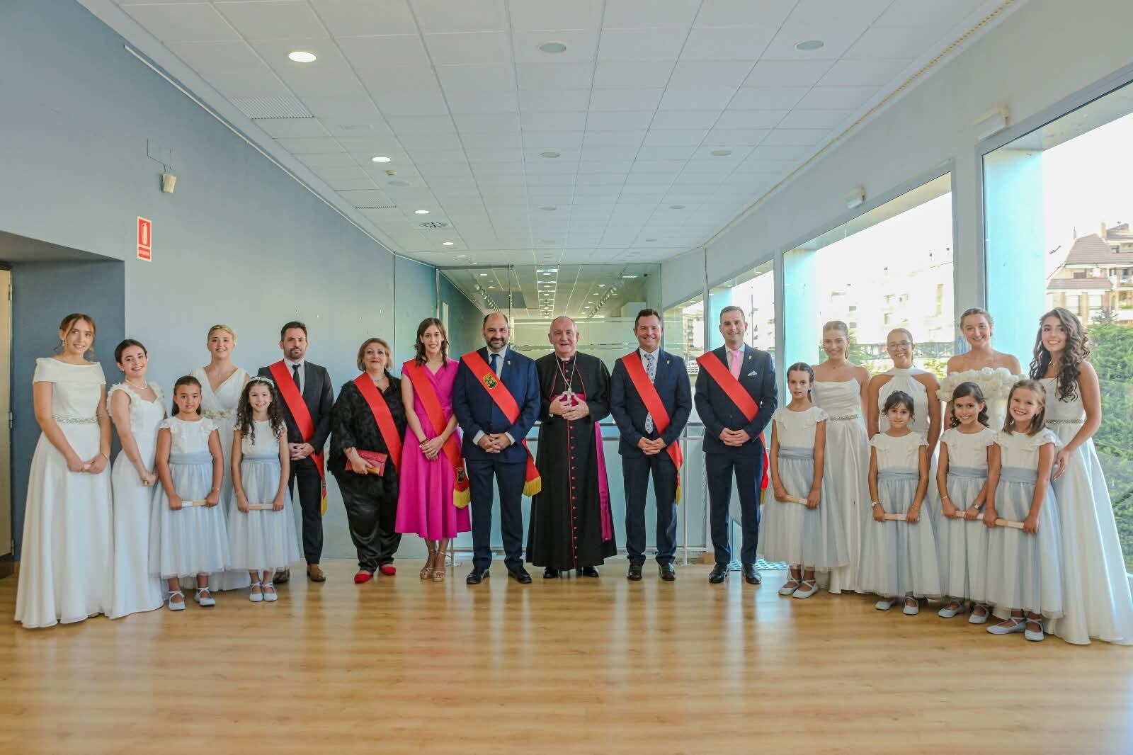 Foto de familia de las damas mayores e infantiles con las autoridades. Foto: Eva Zamora y David Gata