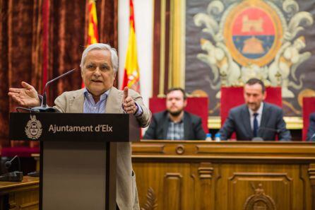 El periodista y amigo de Vicente Verdú Juan Cruz, durante la laudatio