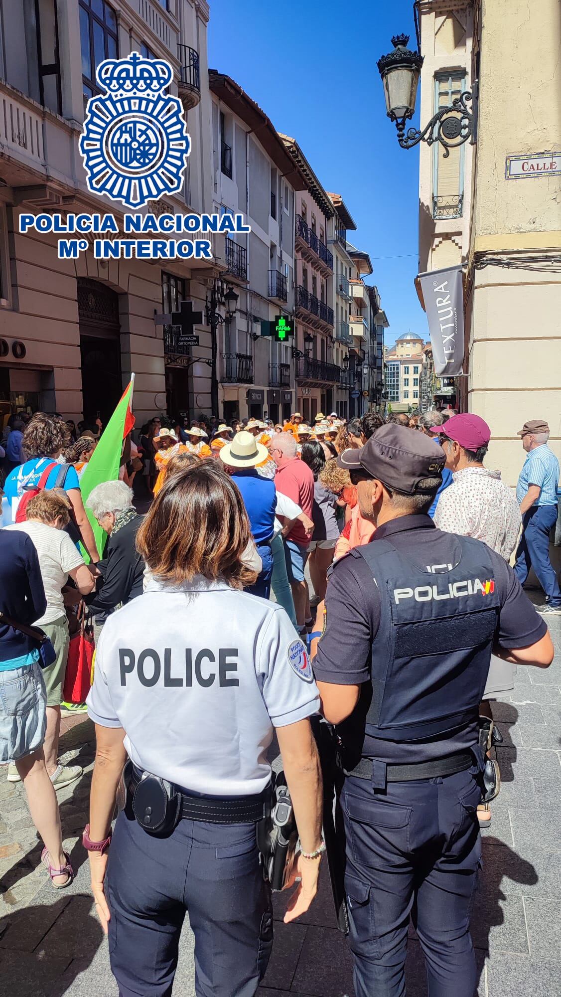Agentes de ambos cuerpos policiales durante los pasacalles del Festival, en la calle Mayor de Jaca