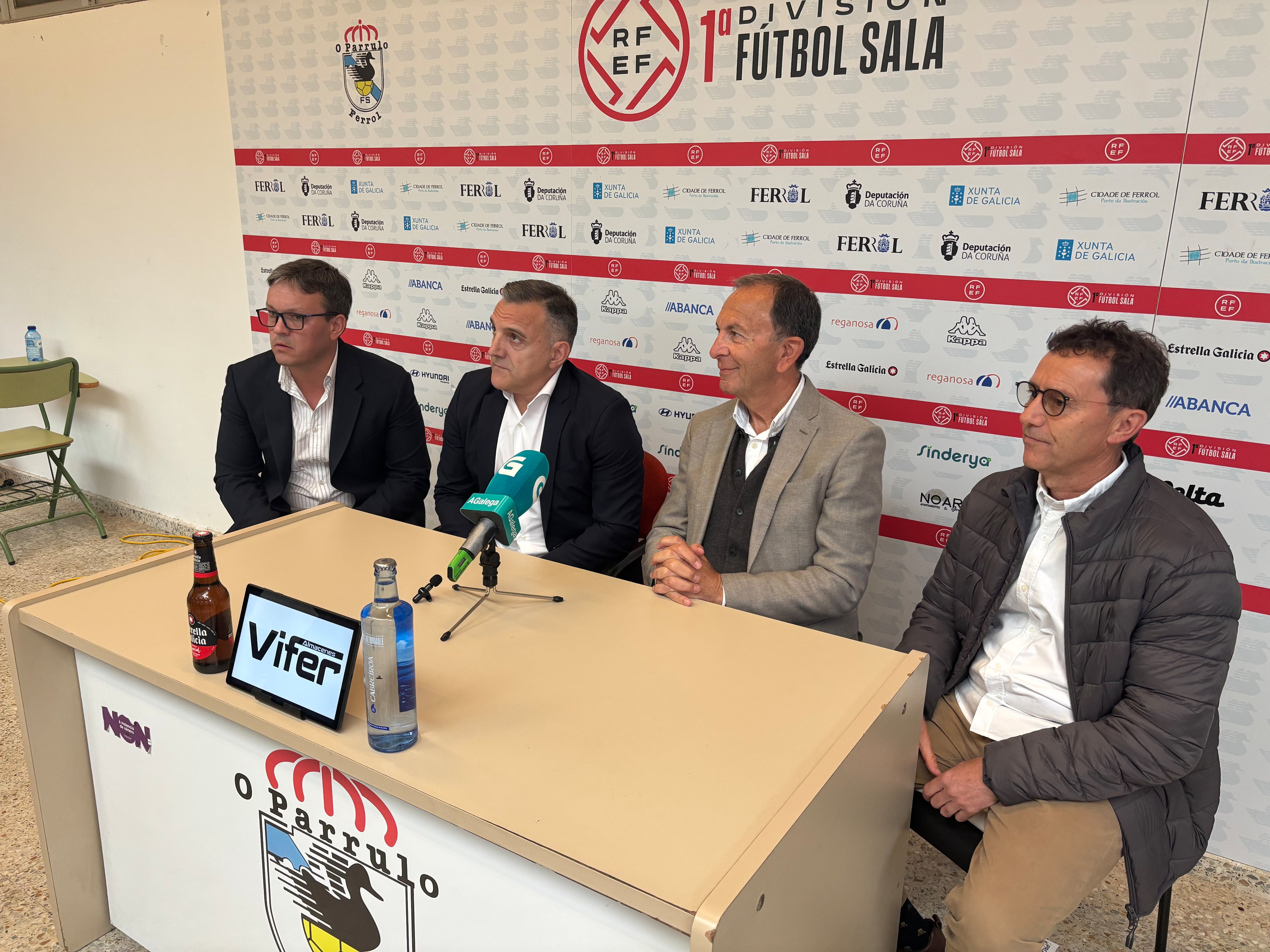 Bruno García y Julio Martínez, junto a David García y José Naveira, en la comparecencia previa al derbi de O Parrulo y Noia en A Malata (foto: Cadena SER)