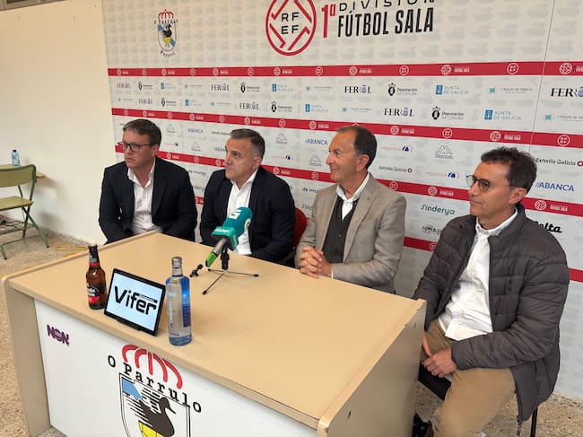 Bruno García y Julio Martínez, junto a David García y José Naveira, en la comparecencia previa al derbi de O Parrulo y Noia en A Malata (foto: Cadena SER)