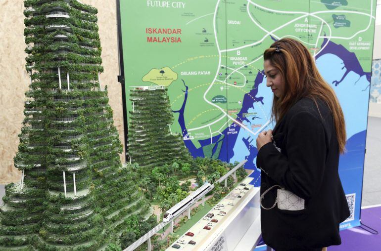 Una mujer visita el pabellón de Malasia durante la cumbre de Naciones Unidas sobre el cambio climático (COP22) en Marrakech, Marruecos.