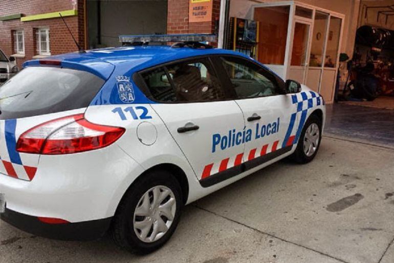 Da positivo tras chocar con un camión de basura y causar daños a otros vehículos aparcados