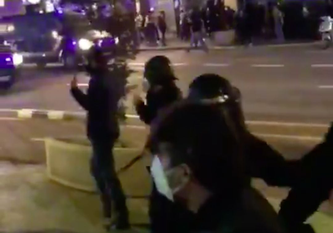 Momento en el que un agente de Policía agrede al diputado de Compromís en Les Corts, Carlos Esteve, durante las protestas en apoyo a Pablo Hasél en València. 