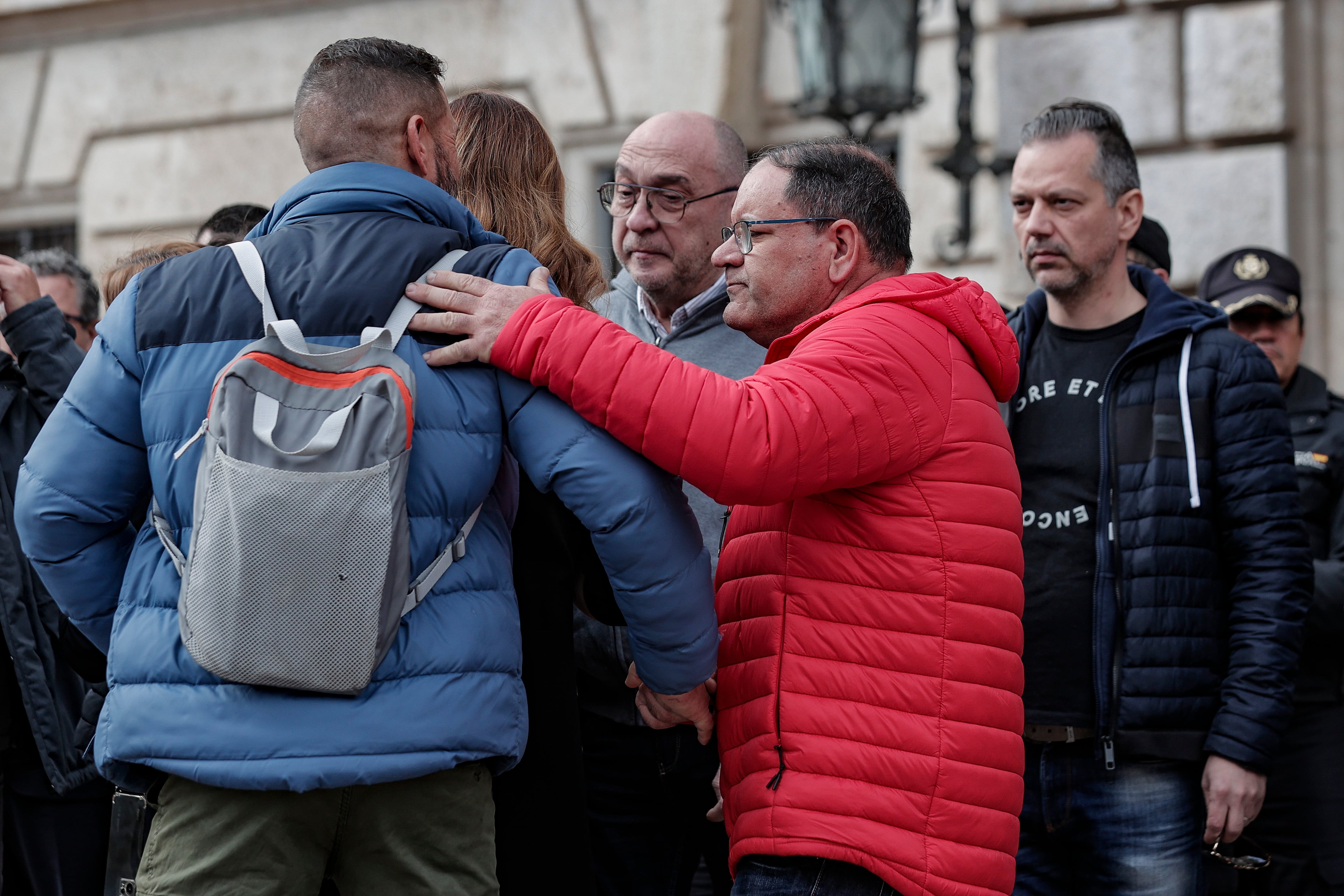 GRAFCVA8640. VALENCIA, 24/02/2024.- La plaza del Ayuntamiento de València ha guardado cinco minutos de silencio, que han terminado con un aplauso, por las diez víctimas mortales del incendio de un edificio del barrio de Campanar en la tarde del pasado jueves. En la imagen Julián el portero del edificio siniestrado (chaqueta roja), tras el minuto de silencio homenaje a las víctimas. EFE/Manuel Bruque
