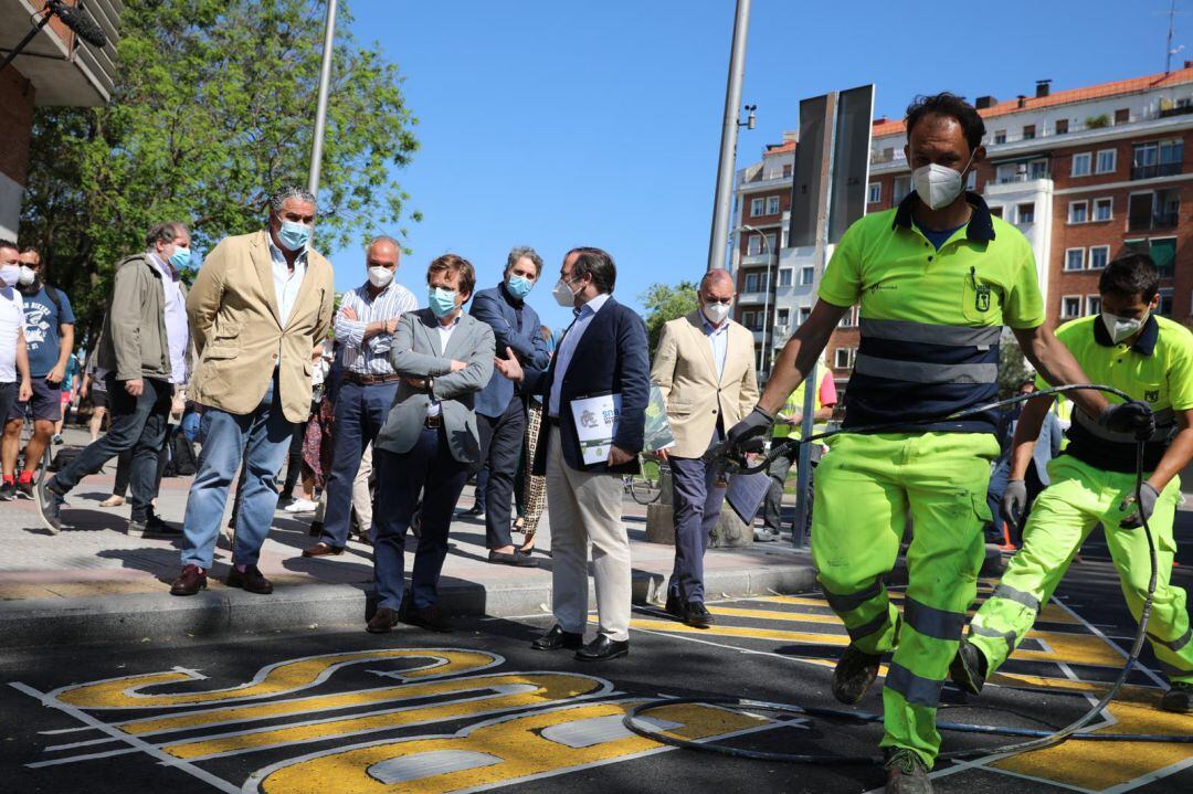 El alcalde, José Luís Martínez Almeida y el delegado de Movilidad, Borja Carabante, supervisan la instalación de nuevos carriles bus