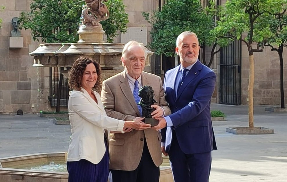 El presidente de la academia española del cine Fernando Méndez- Leite, junto a la consellera de cultura de la Generalitat , Sonia Hernández y el alcalde de Barcelona, Jaume Collboni