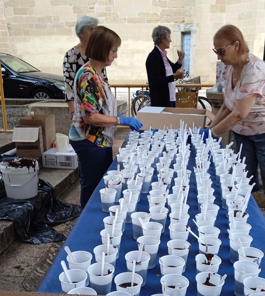 Reparto de chocolate con churro y bizcochos por la Asociación de vecinos del Casco Antiguo