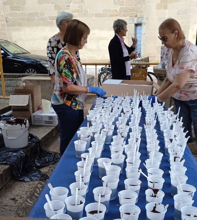 Reparto de chocolate con churro y bizcochos por la Asociación de vecinos del Casco Antiguo