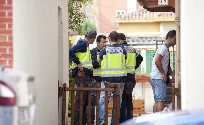 Agentes de la Policía Nacional durante el registro que han realizado en la vivienda donde ha sido detenido el presunto pederasta del barrio madrileño de Ciudad Lineal