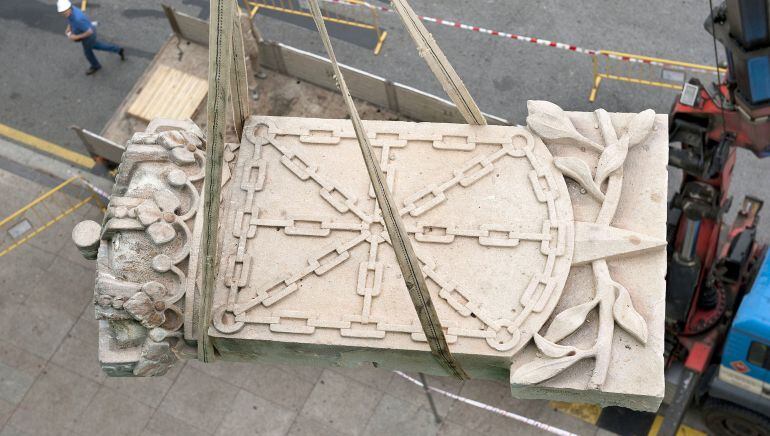 Retirada del escudo con la Cruz Laureada de San Fernando