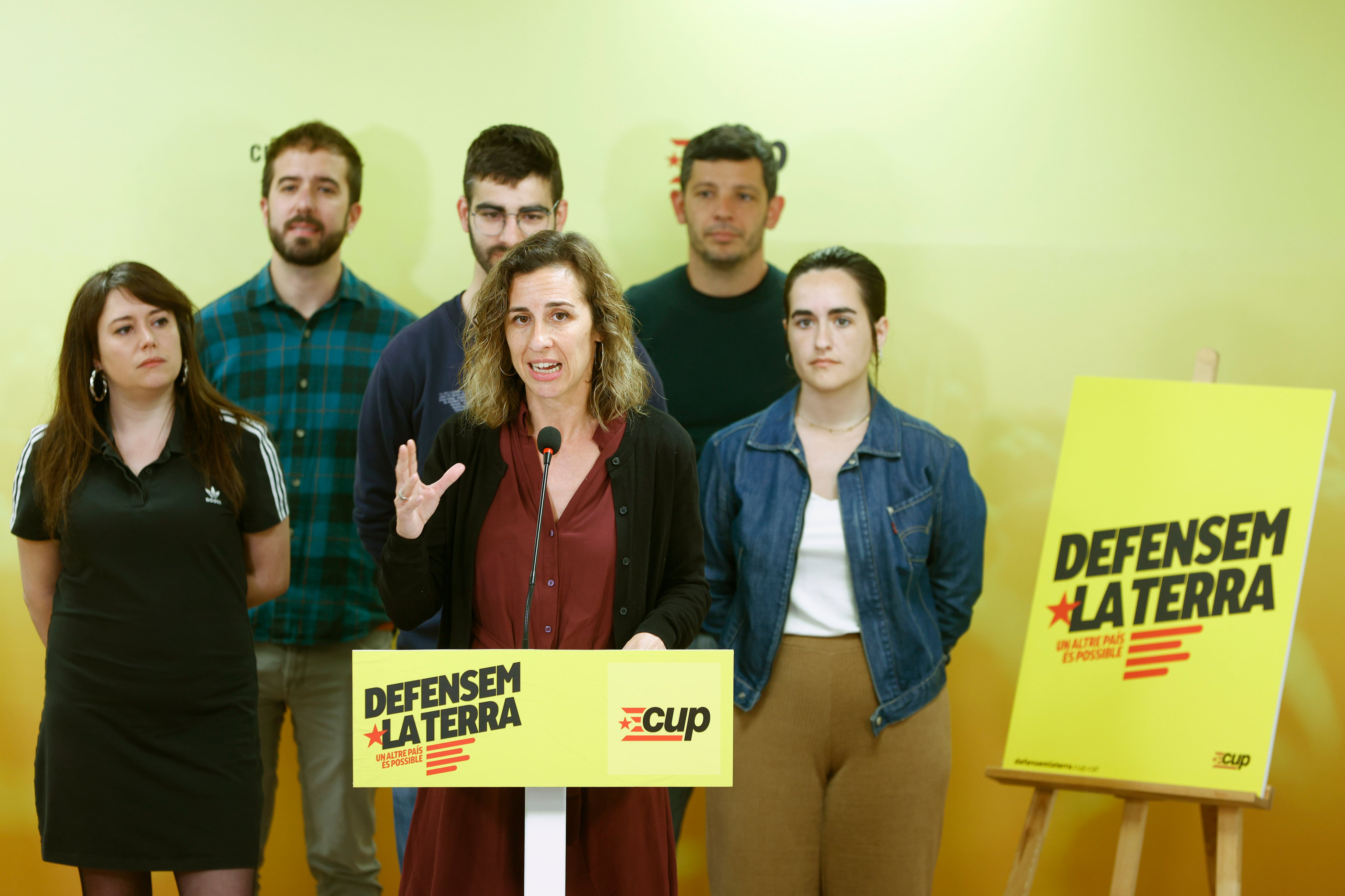 GRAFCAT2202. BARCELONA, 05/04/2024.- La cabeza de lista de la CUP, Laia Estrada, junto a varios compañeros de la lista, durante el acto que han celebrado este viernes para presentar su lema de campaña para las elecciones catalanas del 12M. EFE/Quique Garcia
