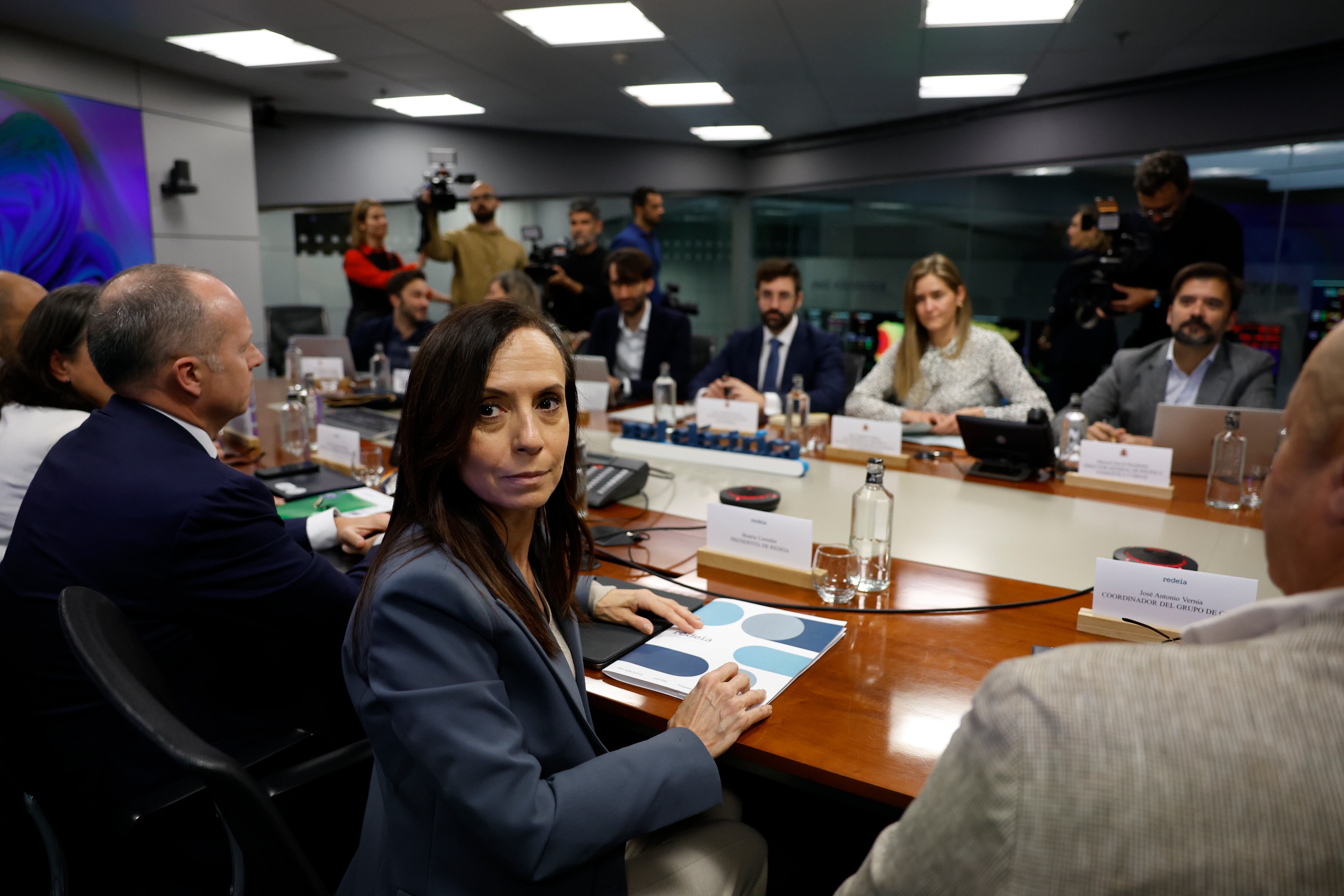 La presidenta de Red Eléctrica, Beatriz Corredor, asiste a la segunda reunión del Comité creado por el Gobierno para el análisis del apagón eléctrico del 28 de abril y que está presidido por la vicepresidenta tercera del Gobierno y ministra para la Transición Ecológica y el Reto Demográfico, Sara Aagesen, este sábado en Madrid. EFE/Juan Carlos Hidalgo