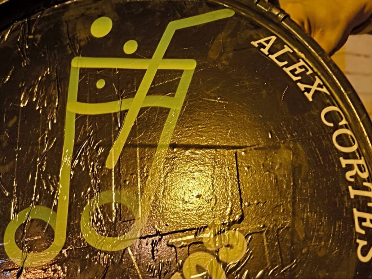 COAC 2025: El bonito recuerdo de la chirigota 'Los inhumanos' a Álex Cortés