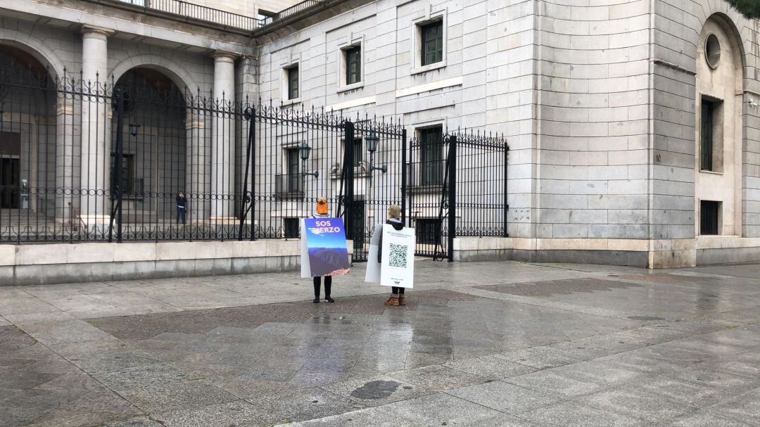 Representantes de la Plataforma llevan las protestas ante el ministerio