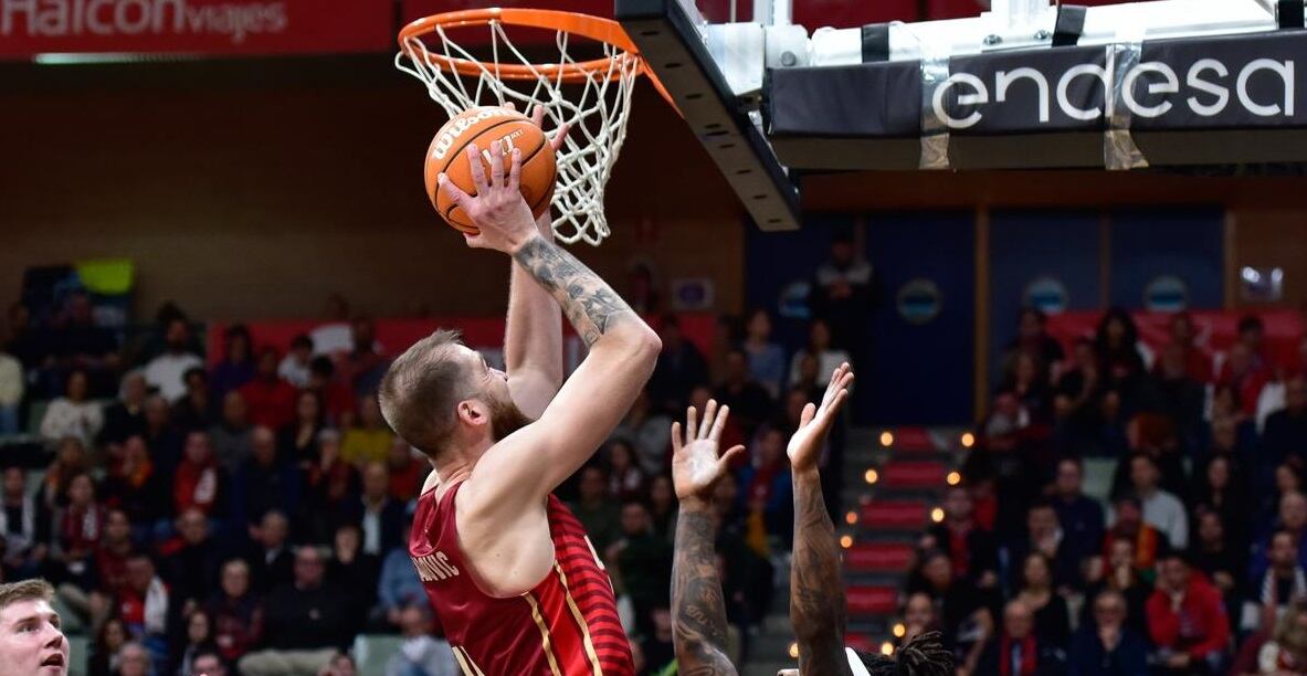 Nemanja Radovic penetra a canasta