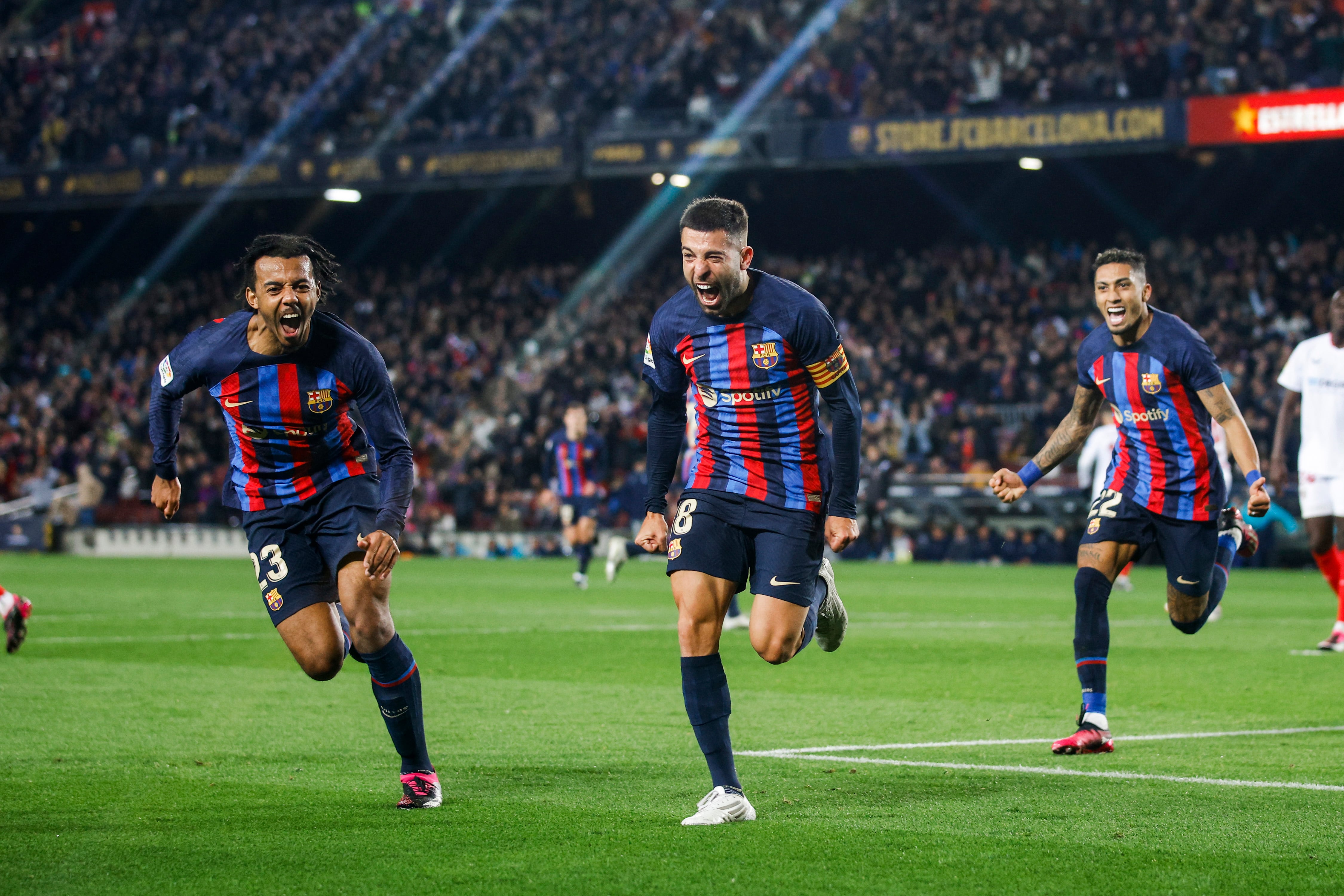 Jordi Alba celebra uno de los goles con el FC Barcelona esta temporada. (Gongora/NurPhoto via Getty Images)