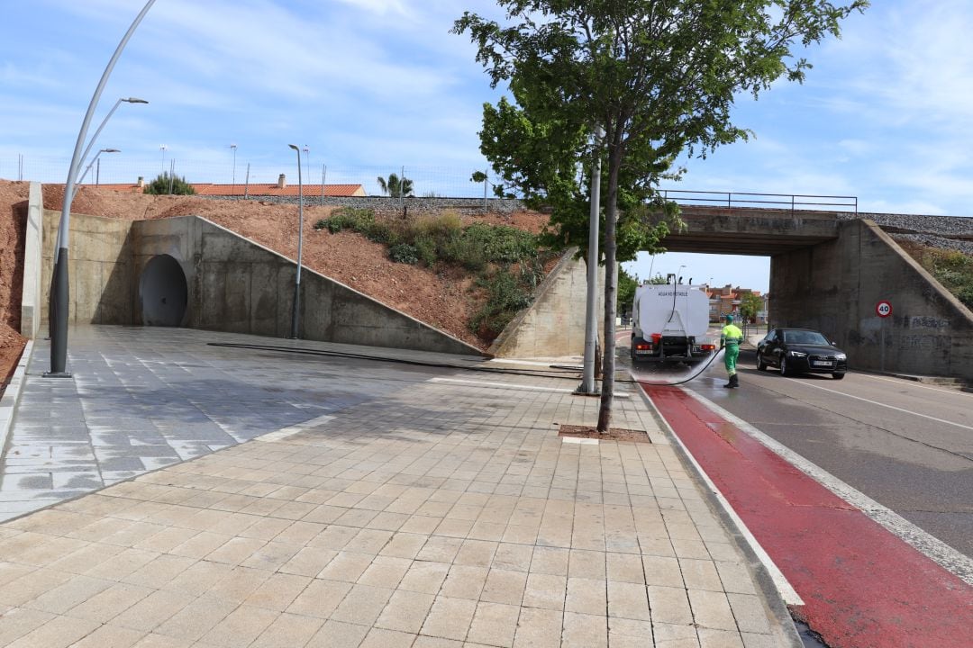 Paso peatonal bajo la línea del ferrocarril 