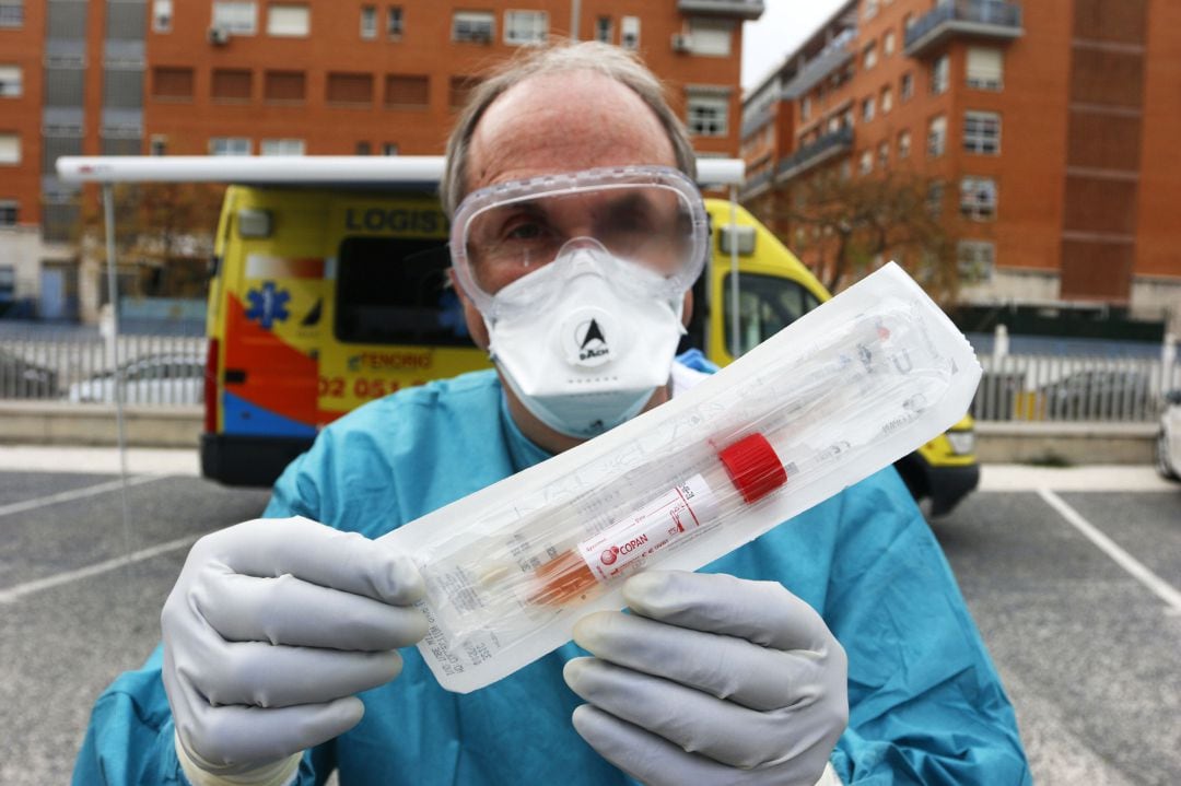 Dispositivo sanitario de la prueba test del PCR para detectar la infección por coronavirus a las personas desde su coche, instalado en el recinto de aparcamiento del centro de salud de la barriada La Roca, en Málaga.