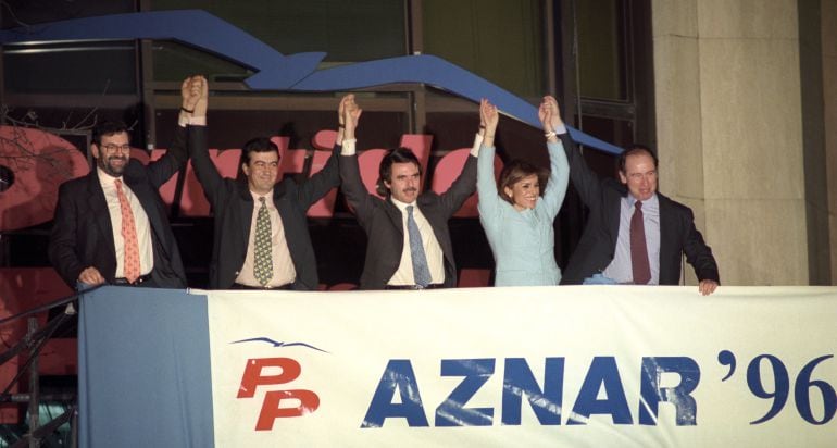 Mariano Rajoy, Francisco Álvarez Cascos, José María Aznar, Ana Botella y Rodrigo Rato, saludando desde el balcón de Génova a los simpatizantes tras conocer el resultado de las elecciones generales de 1996