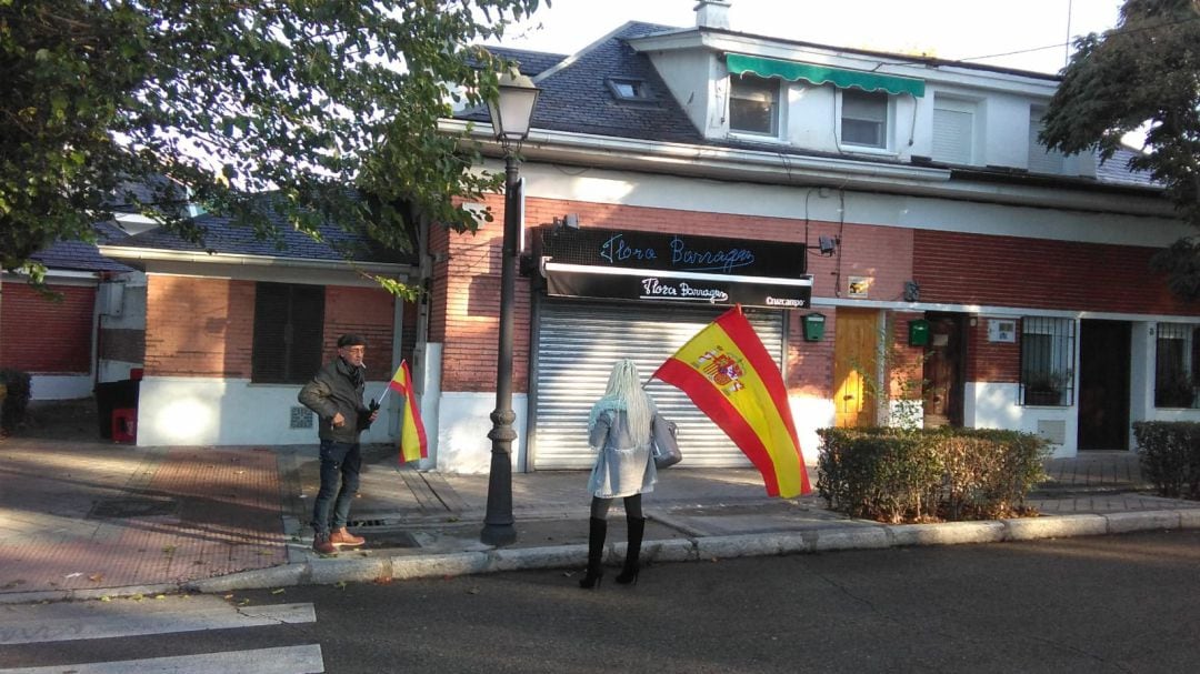 Dos vecinos pasean con banderas de España por las calles de Mingorrubio