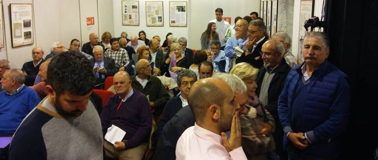 Un momento de la asamblea de los socialistas ovetenses celebrada este lunes