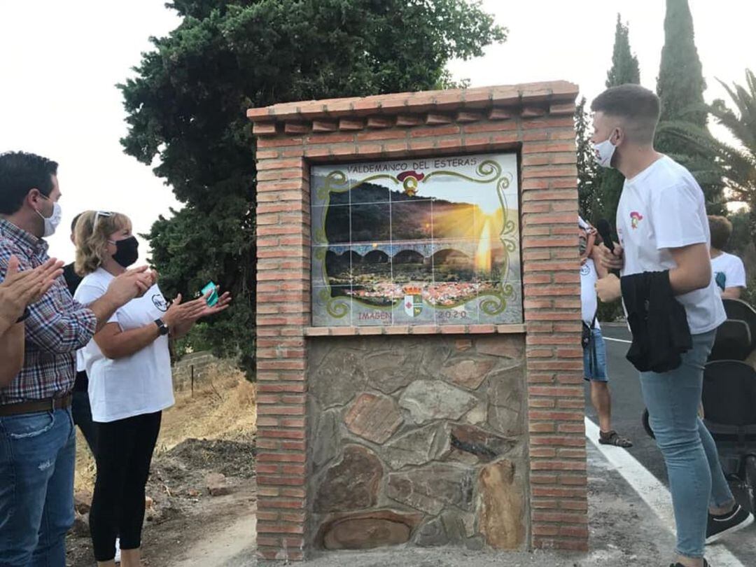 Placa de reconocimiento a Valdemanco del Esteras como Mejor Pueblo de Ciudad Real 2020