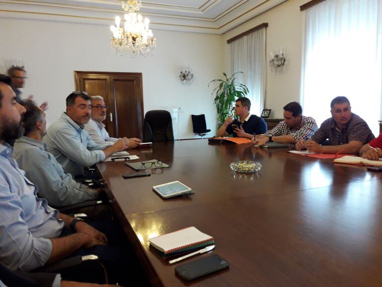 Reunión mantenida entre asociaciones ganaderas y representantes de las empresas de vuelo en globos.