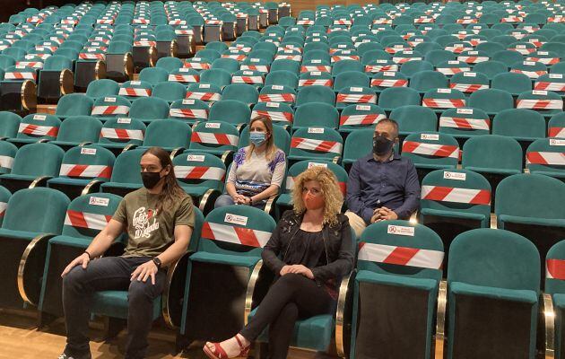 La concejala de Cultura, Vanessa Irla, junto a los miembros de 'Corazón Oxidado' y una de las miembro de 'Mar del Norte'