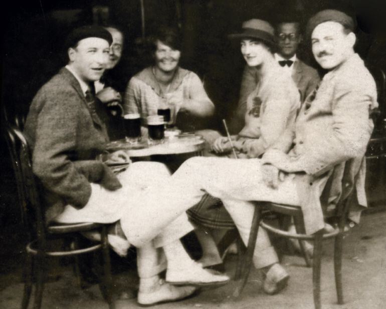 Ernest Hemingway, en la Plaza del Castillo de Pamplona (1925).