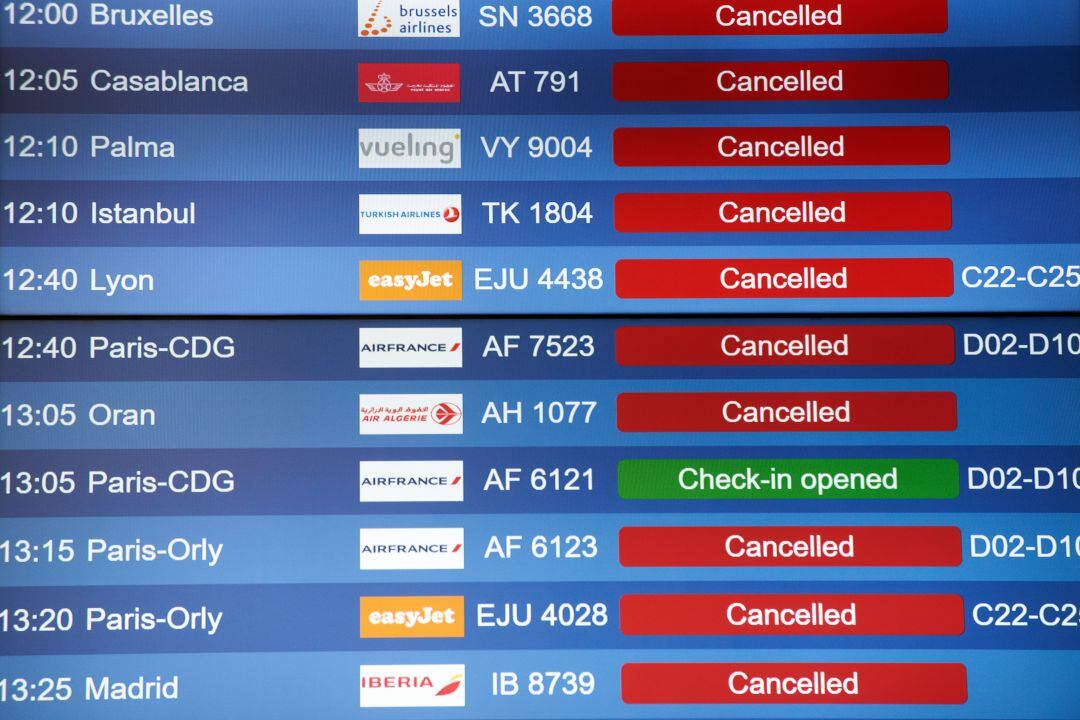 Pantalla de vuelos cancelados en un aeropuerto.