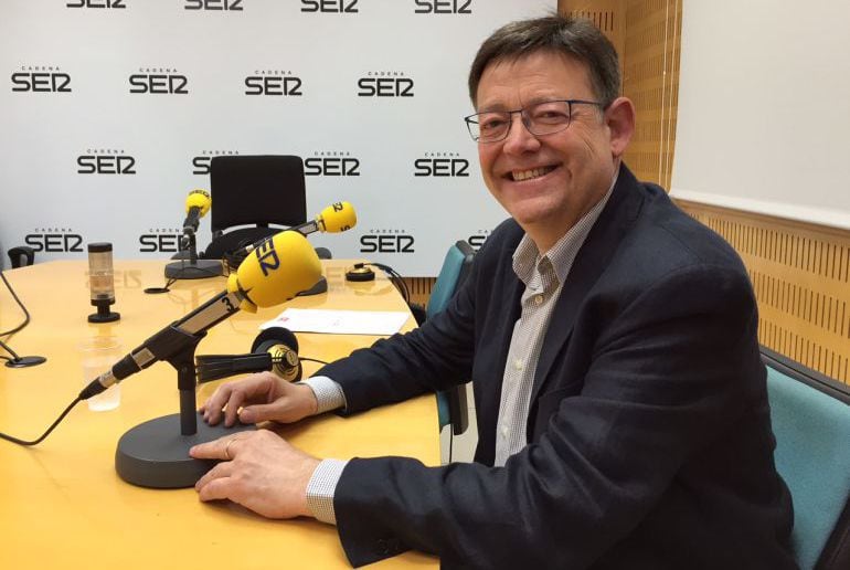 Ximo Puig, en los estudios de Radio Valencia