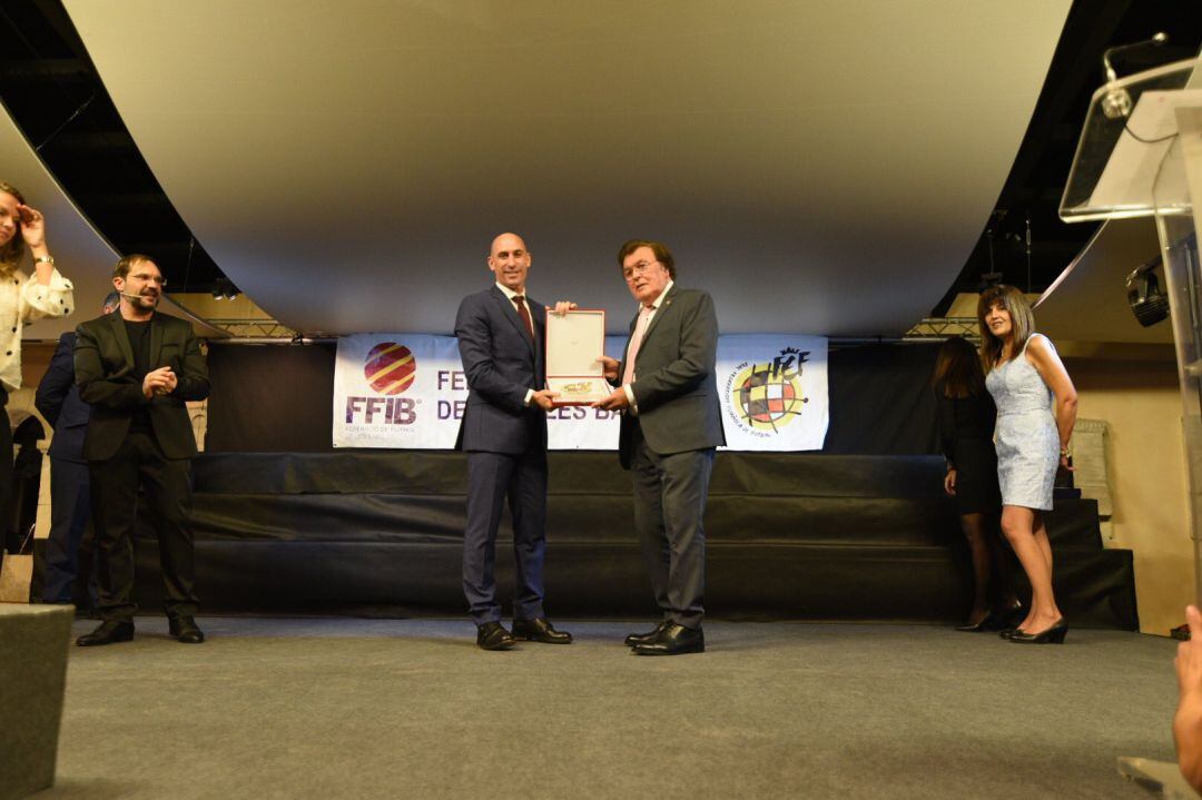 Miquel Bestard posando con Luís Rubiales en la Gala